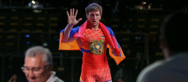 Артур Алексанян празднует победу над борцом Николозом Нахелашвили на ЧЕ по греко-римской борьбе (12 февраля 2020). Рим - Sputnik Արմենիա