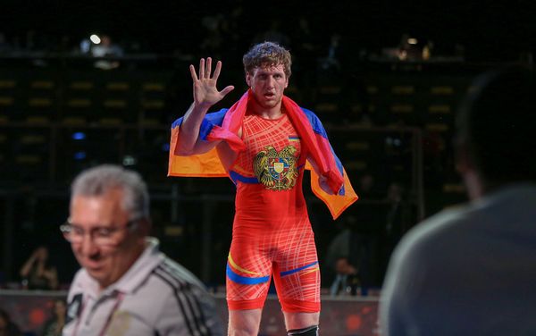 Артур Алексанян празднует победу над борцом Николозом Нахелашвили на ЧЕ по греко-римской борьбе (12 февраля 2020). Рим - Sputnik Армения