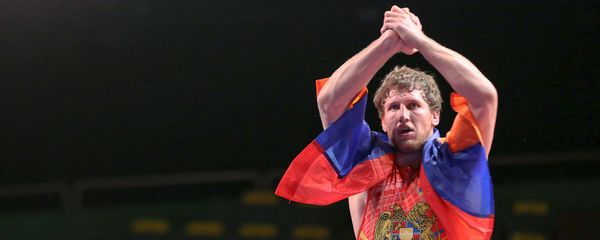 Артур Алексанян празднует победу над борцом Николозом Нахелашвили на ЧЕ по греко-римской борьбе (12 февраля 2020). Рим - Sputnik Армения