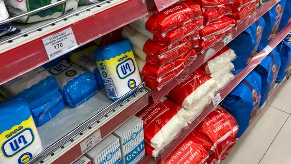  Продукты на прилавках супермаркета - Sputnik Армения
