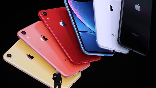 Apple может выпустить смартфон с гибким экраном Apple может выпустить смартфон с гибким экраном - Sputnik Армения