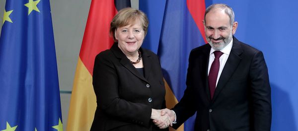  Канцлер Германии Ангела Меркель (слева) и премьер-министр Армении Никол Пашинян перед встречей в канцелярии (13 февраля 2020). Берлин - Sputnik Արմենիա