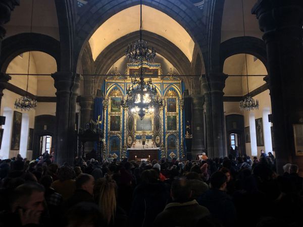 Ավստրիացի նորապսակները Գյումրիում հիացան Տրնդեզով և թռան կրակի վրայով. տեսանյութ - Sputnik Արմենիա