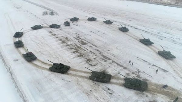 Бронетанковое сердце: военнослужащий сделал своей девушке необычное предложение - Sputnik Армения