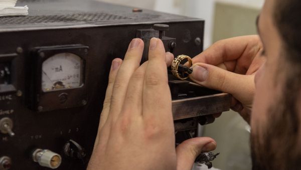 Лазерная гравировка пробы на золотом изделии - Sputnik Армения