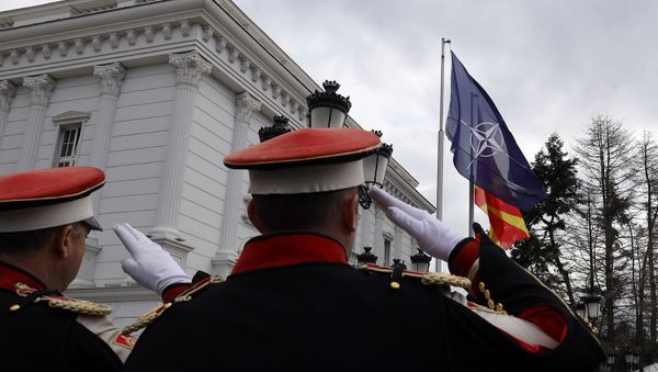 Македонские солдаты салютуют во время поднятия флага НАТО перед зданием правительства (12 февраля 2020). Скопье - Sputnik Արմենիա