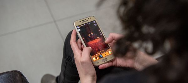 Девушка за игрой Seep Town: Mining Factory компании Rockbite Games - Sputnik Արմենիա