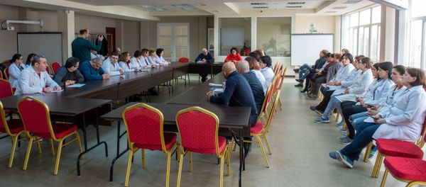 Сотрудники и пациенты Республиканского центра по профилактике СПИД-а в ожидании встречи с министром и/или замминистром здравоохранения (13 февраля 2020). Еревaн - Sputnik Արմենիա