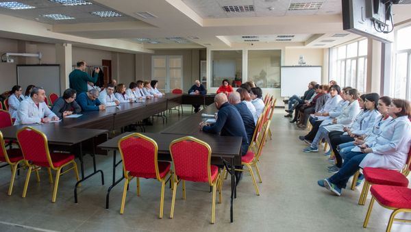 Сотрудники и пациенты Республиканского центра по профилактике СПИД-а в ожидании встречи с министром и/или замминистром здравоохранения (13 февраля 2020). Еревaн - Sputnik Արմենիա