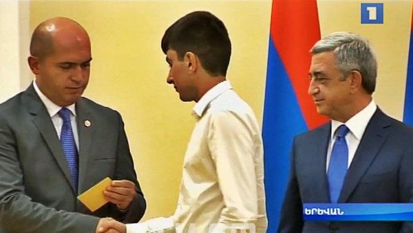 Айк Асрян получает золотую медаль по окончании школы Айк Асрян получает золотую медаль по окончании школы - Sputnik Армения