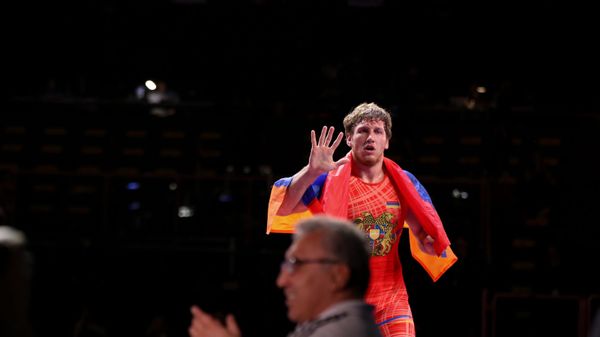 Артур Алексанян празднует победу над Николозом Нахелашвили (Италия) в финальном поединке Чемпионата Европы по греко-римской борьбе (12 февраля 2020). Рим - Sputnik Армения