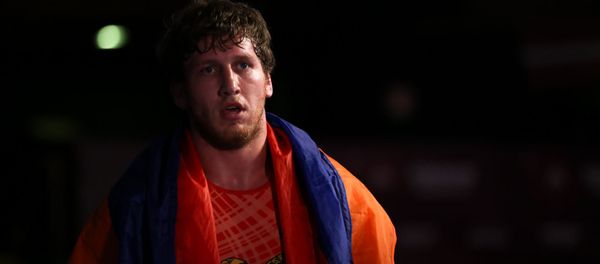 Артур Алексанян празднует победу над Николозом Нахелашвили (Италия) в финальном поединке Чемпионата Европы по греко-римской борьбе (12 февраля 2020). Рим - Sputnik Արմենիա