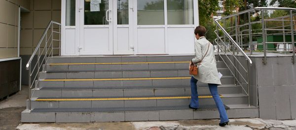 Женщина заходит в медицинский центр - Sputnik Армения