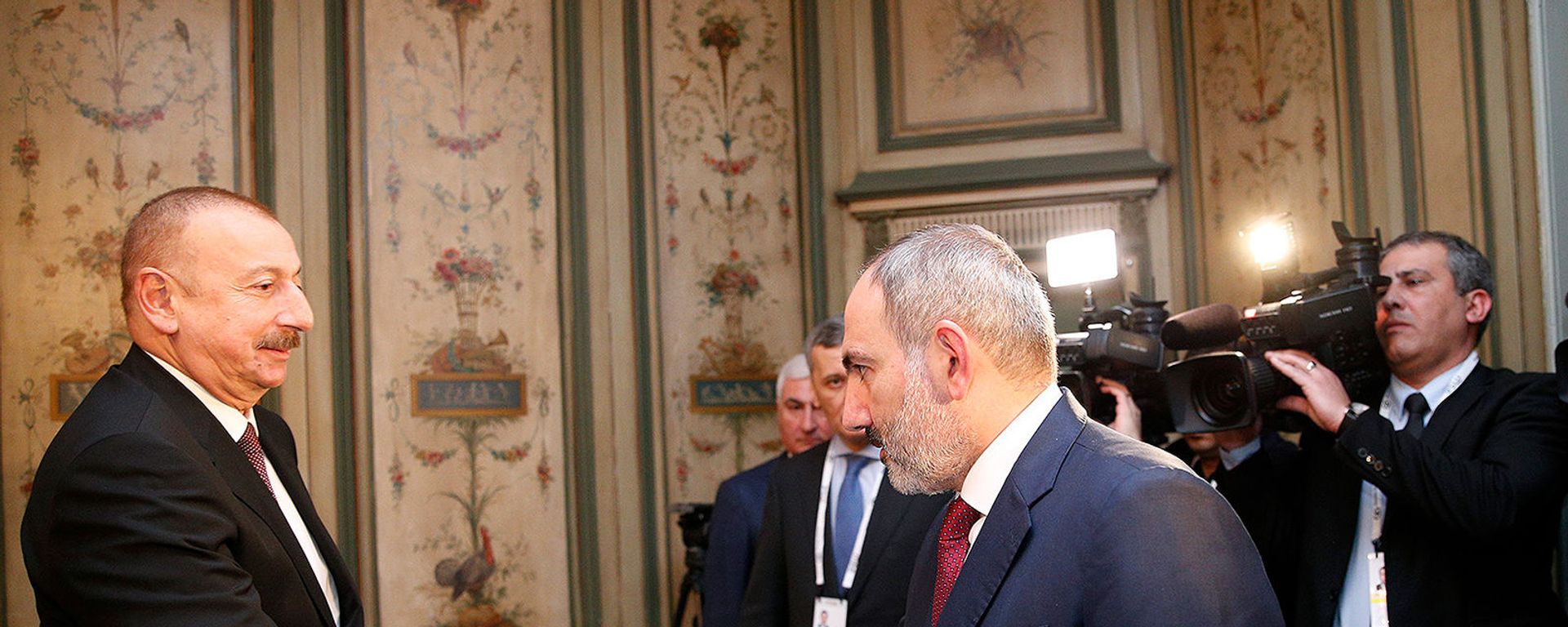 Встреча премьер-министра Армении Никола Пашиняна и президента Азербайджана Ильхама Алиева (15 февраля 2020). Мюнхен - Sputnik Армения, 1920, 24.12.2021