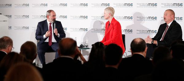 Совместное выступление премьер-министра Армении Никола Пашиняна и президента Азербайджана Ильхама Алиева (15 февраля 2020). Мюнхен Совместное выступление премьер-министра Армении Никола Пашиняна и президента Азербайджана Ильхама Алиева (15 февраля 2020). Мюнхен - Sputnik Армения