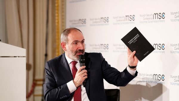 Премьер-министр Армении Никол Пашинян на совместном выступлении с президентом Азербайджана Ильхамом Алиевым (15 февраля 2020). Мюнхен - Sputnik Армения