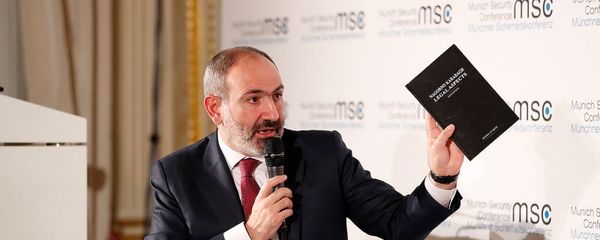 Премьер-министр Армении Никол Пашинян на совместном выступлении с президентом Азербайджана Ильхамом Алиевым (15 февраля 2020). Мюнхен - Sputnik Армения