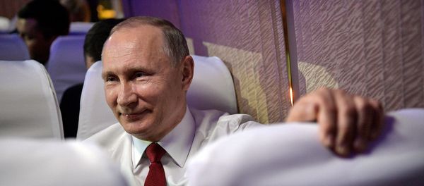 Президент России Владимир Путин улыбается в автобусе перед посещением концерта в Национальном Центре исполнительских искусств в Пекине Президент России Владимир Путин улыбается в автобусе перед посещением концерта в Национальном Центре исполнительских искусств в Пекине - Sputnik Армения