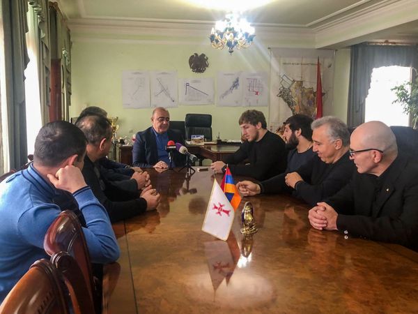 «Օլիմպիադայից հետո 2-իդ էլ կամուսնացնենք». Գյումրու քաղաքապետն ընդունեց հաղթած ըմբիշներին - Sputnik Արմենիա