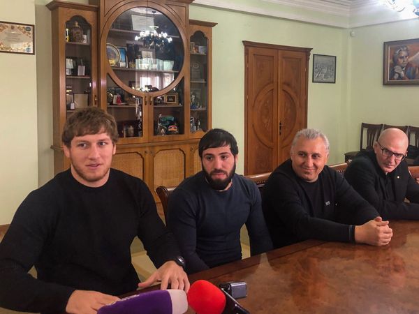 Приедете с Олимпиады, женю, как миленьких: мэр Гюмри пригрозил Алексаняну и Чаляну - Sputnik Армения