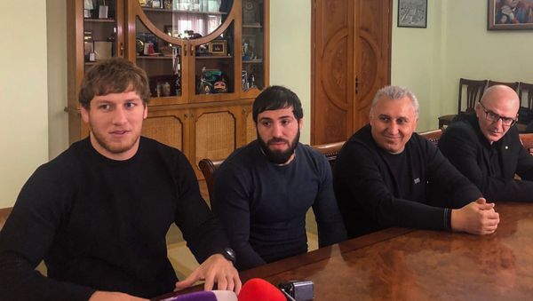 Артур Алексанян (слева) и Карапет Чалян (в середине) в мэрии города Гюмри (17 февраля 2020).  - Sputnik Արմենիա