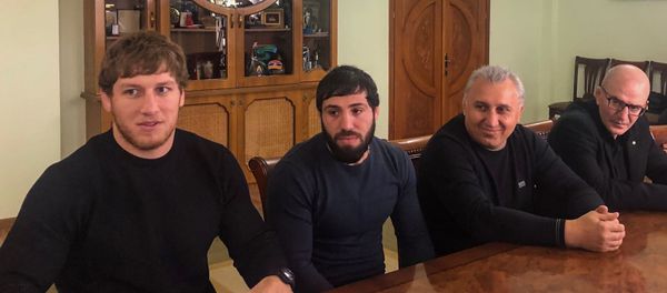 Артур Алексанян (слева) и Карапет Чалян (в середине) в мэрии города Гюмри (17 февраля 2020). Артур Алексанян (слева) и Карапет Чалян (в середине) в мэрии города Гюмри (17 февраля 2020). - Sputnik Արմենիա