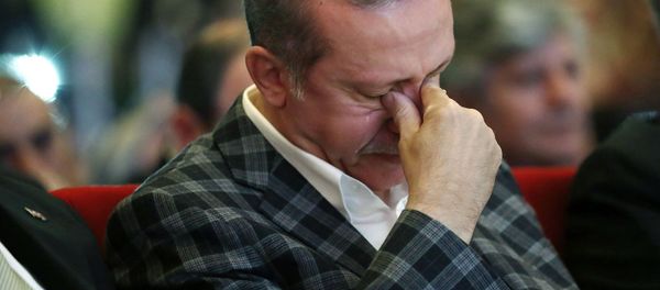 Президент Турции Реджеп Тайип Эрдоган слушет стихотворение о матерях во время встречи по безопасности труда (8 мая 2016). Стамбул Президент Турции Реджеп Тайип Эрдоган слушет стихотворение о матерях во время встречи по безопасности труда (8 мая 2016). Стамбул - Sputnik Армения