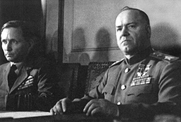 Маршал Жуков на церемонии подписания Акта о безоговорочной капитуляции фашистской Германии - Sputnik Армения
