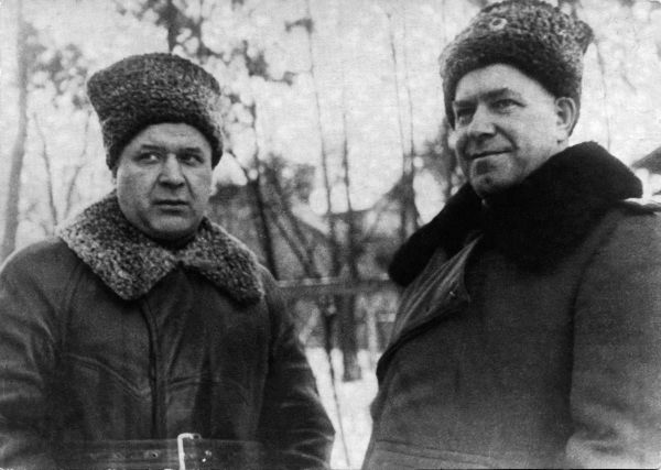 Маршал Жуков (справа) и командующий ВВС РККА Главный маршал авиации А.А. Новиков. Польша,  1945 год - Sputnik Армения