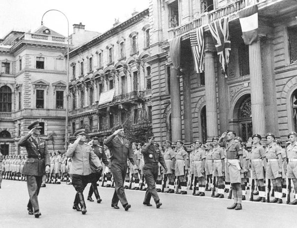 Маршал Советского Союза Игорь Конев на параде союзных войск в Вене, 1945 год - Sputnik Армения