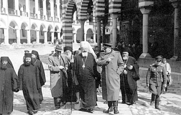 Генерал-лейтенант Афанасий Белобородов и экзарх Стефан в Рильском монастыре, 1945 год - Sputnik Армения