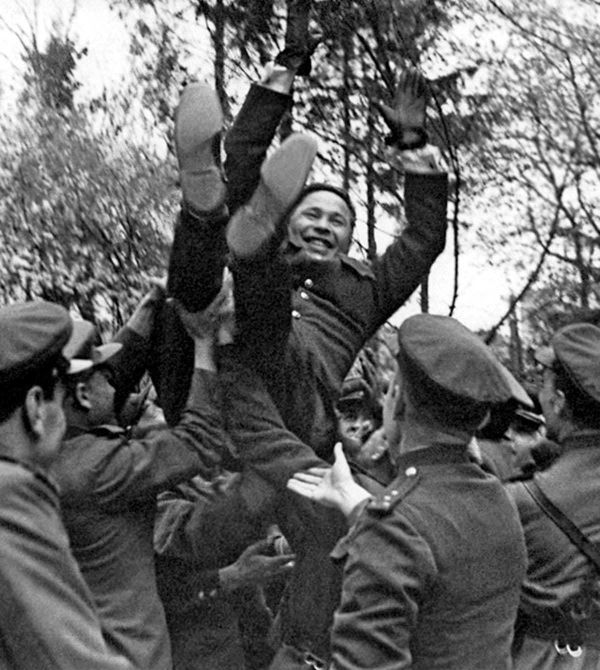Командующий 43-й армией генерал-лейтенант Афанасий Белобородов у артиллеристов - Sputnik Армения