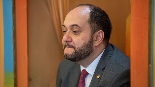 Министр образования, науки, культуры и спорта Араик Арутюнян читает сказку Туманяна Кот и пес в библиотеке имени Хнко Апера (19 февраля 2020). Еревaн - Sputnik Армения