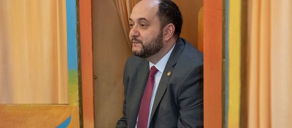 Министр образования, науки, культуры и спорта Араик Арутюнян читает сказку Туманяна Кот и пес в библиотеке имени Хнко Апера (19 февраля 2020). Еревaн - Sputnik Արմենիա