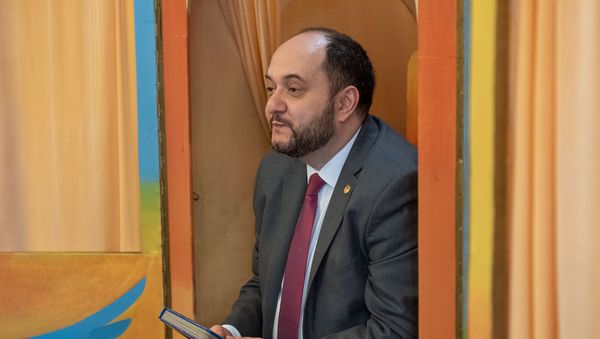 Министр образования, науки, культуры и спорта Араик Арутюнян читает сказку Туманяна Кот и пес в библиотеке имени Хнко Апера (19 февраля 2020). Еревaн - Sputnik Армения