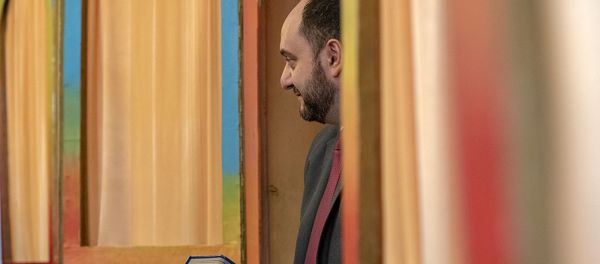 Министр образования, науки, культуры и спорта Араик Арутюнян читает сказку Туманяна Кот и пес в библиотеке имени Хнко Апера (19 февраля 2020). Еревaн Министр образования, науки, культуры и спорта Араик Арутюнян читает сказку Туманяна Кот и пес в библиотеке имени Хнко Апера (19 февраля 2020). Еревaн - Sputnik Արմենիա