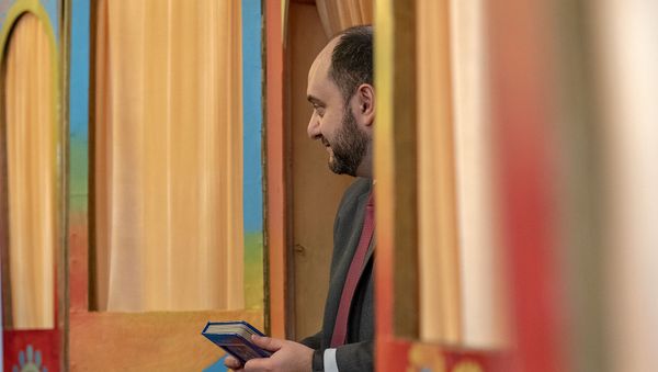 Министр образования, науки, культуры и спорта Араик Арутюнян читает сказку Туманяна Кот и пес в библиотеке имени Хнко Апера (19 февраля 2020). Еревaн - Sputnik Արմենիա