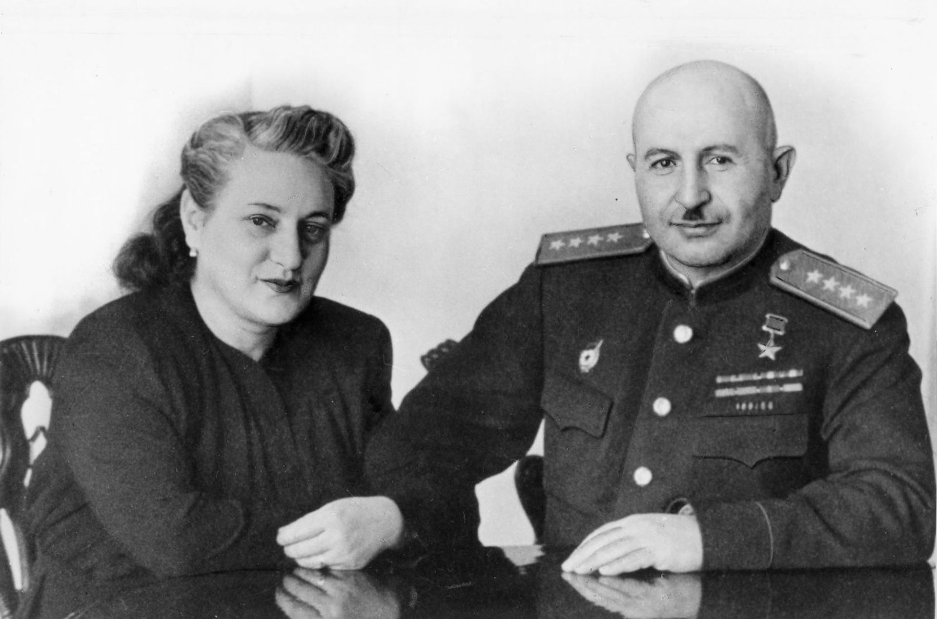 Генерал армии Иван Христофорович Баграмян с женой Тамарой Амаяковной - Sputnik Армения, 1920, 02.12.2021