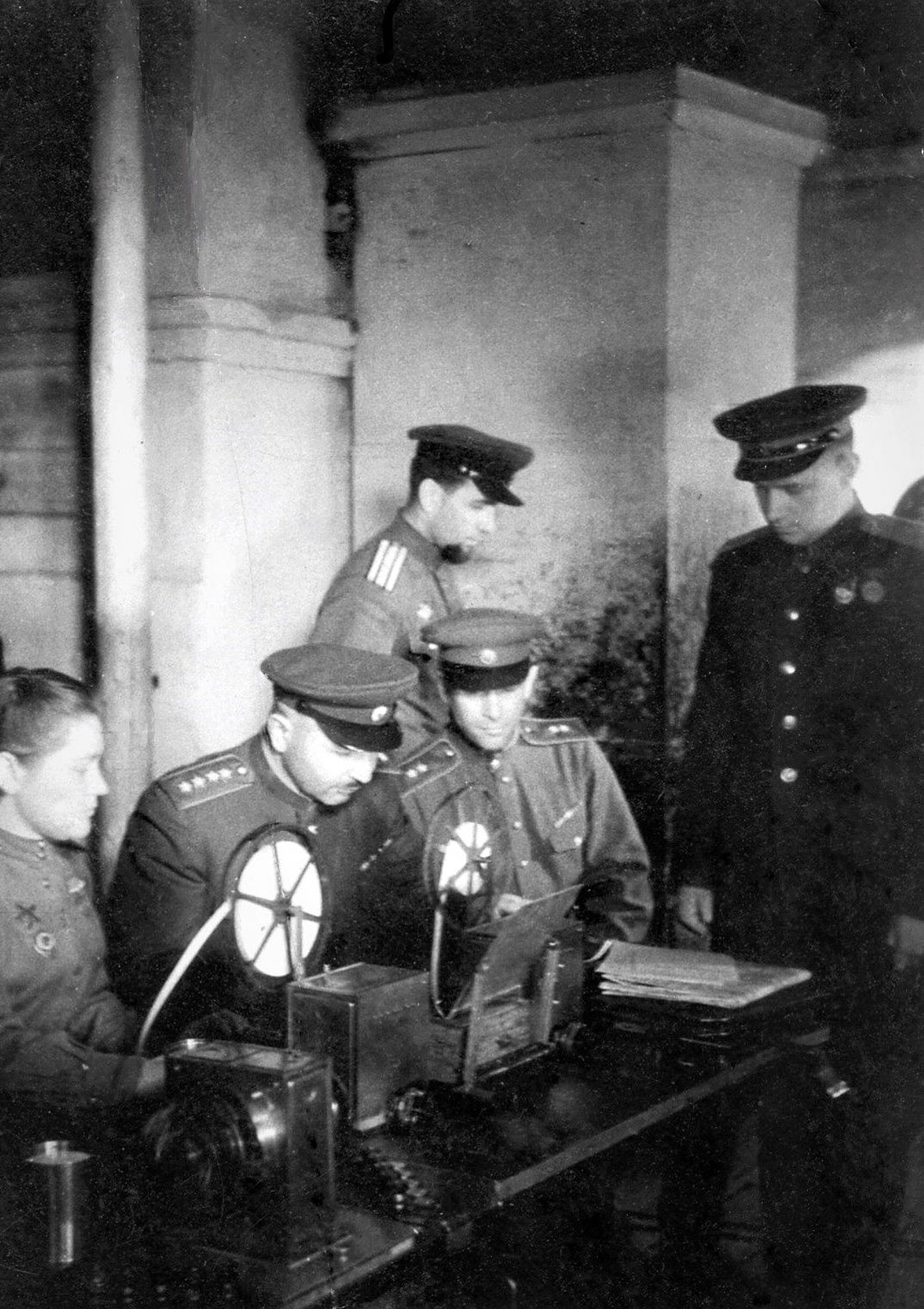 Командующий войсками 1-го Прибалтийского фронта генерал армии И.Х. Баграмян у телетайпа в штабе фронта. Справа от Баграмяна член военного совета фронта генерал-лейтенант Д. С. Леонов (1944 год) - Sputnik Արմենիա, 1920, 02.12.2021