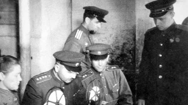 Командующий войсками 1-го Прибалтийского фронта генерал армии И.Х. Баграмян у телетайпа в штабе фронта. Справа от Баграмяна член военного совета фронта генерал-лейтенант Д. С. Леонов (1944 год) - Sputnik Армения