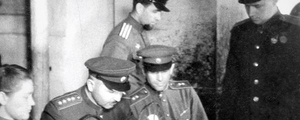 Командующий войсками 1-го Прибалтийского фронта генерал армии И.Х. Баграмян у телетайпа в штабе фронта. Справа от Баграмяна член военного совета фронта генерал-лейтенант Д. С. Леонов (1944 год) Командующий войсками 1-го Прибалтийского фронта генерал армии И.Х. Баграмян у телетайпа в штабе фронта. Справа от Баграмяна член военного совета фронта генерал-лейтенант Д. С. Леонов (1944 год) - Sputnik Армения