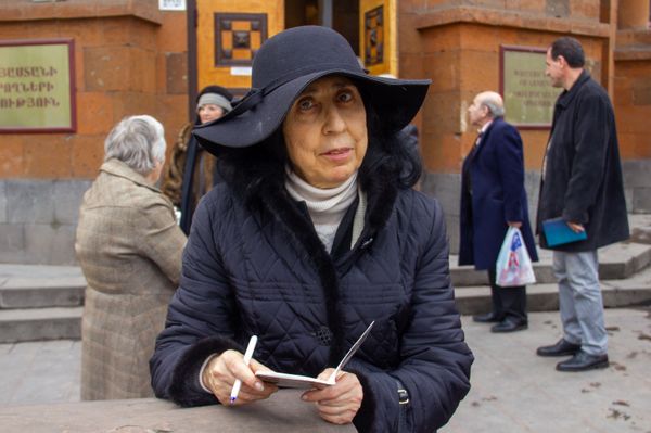 Скоро весна, пора любви!, или Кого в Ереване ждал сюрприз в День дарения книг Скоро весна, пора любви!, или Кого в Ереване ждал сюрприз в День дарения книг - Sputnik Армения