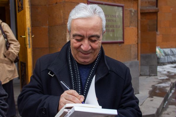 Скоро весна, пора любви!, или Кого в Ереване ждал сюрприз в День дарения книг Скоро весна, пора любви!, или Кого в Ереване ждал сюрприз в День дарения книг - Sputnik Армения