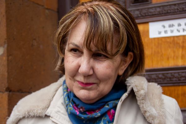 Скоро весна, пора любви!, или Кого в Ереване ждал сюрприз в День дарения книг Скоро весна, пора любви!, или Кого в Ереване ждал сюрприз в День дарения книг - Sputnik Армения