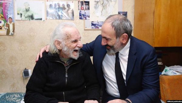 Премьер-министр Никол Пашинян и актер Ерванд Манарян (справа) Премьер-министр Никол Пашинян и актер Ерванд Манарян (справа) - Sputnik Армения