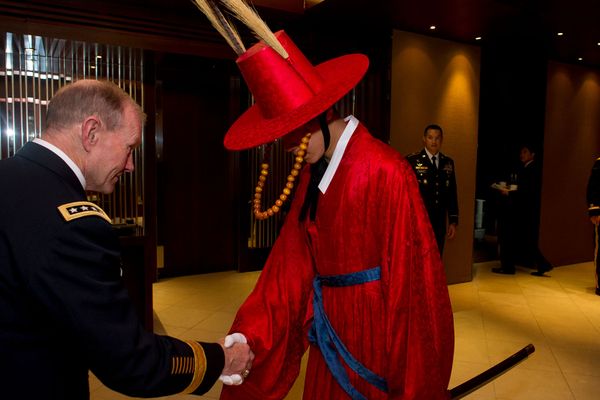 Генерал армии США Мартин Э. Демпси (слева) пожимает руку южнокорейскому солдату Почетного караула в Сеуле - Sputnik Армения