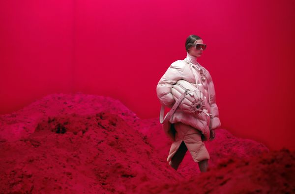 Модель представляет коллекцию Moncler на неделе моды в Милане - Sputnik Армения