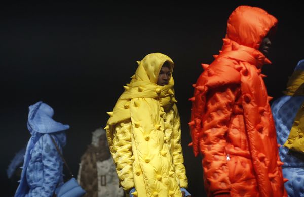 Модели представляют коллекцию Moncler на неделе моды в Милане  - Sputnik Армения
