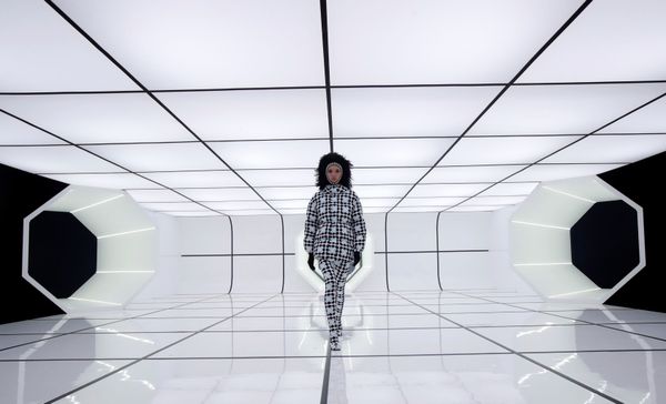 Модель представляет коллекцию Moncler на неделе моды в Милане - Sputnik Армения