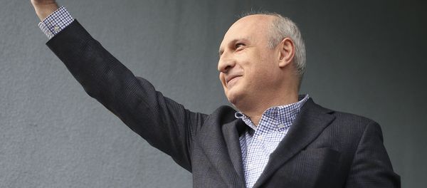 Бывший премьер-министр Грузии Вано Мерабишвили приветствует сторонников после своего освобождения (20 февраля 2020). Тбилиси - Sputnik Армения